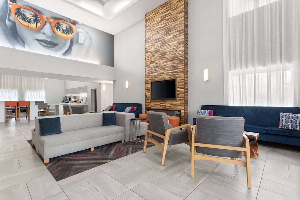 La Quinta Inn & Suites by Wyndham Ft. Pierce 2