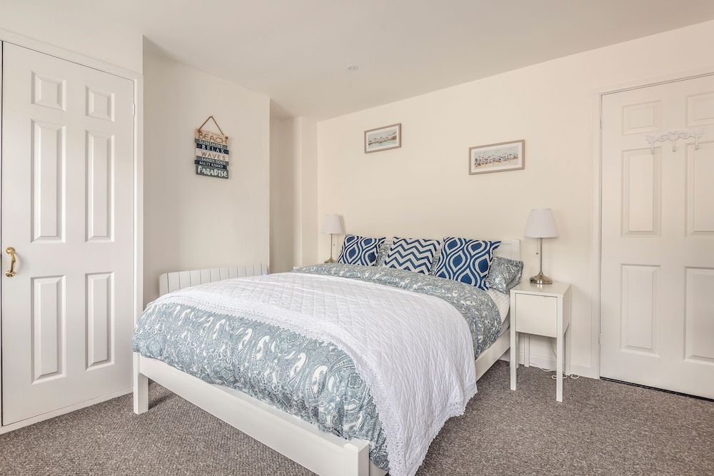 Cottage - Sleeps 6 - Pet Friendly - Patio 1