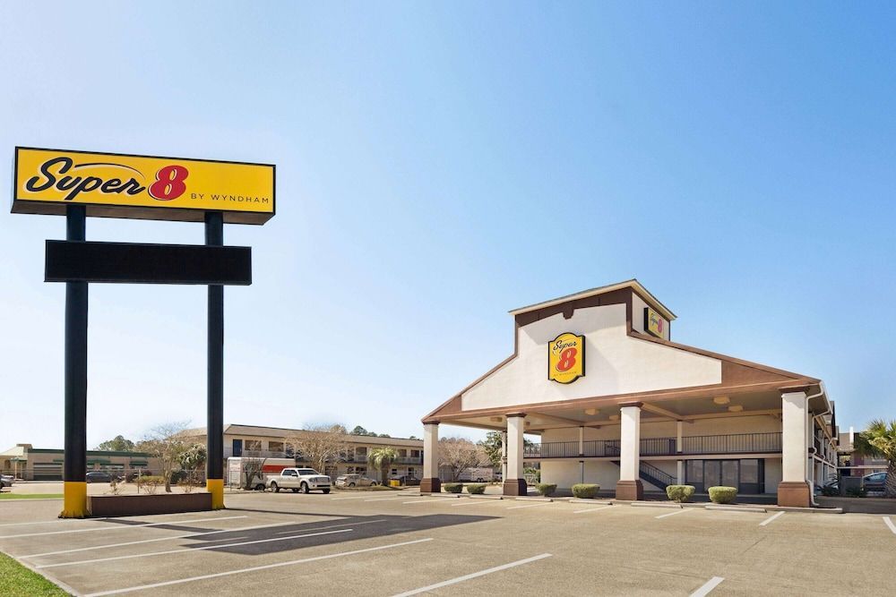 Super 8 by Wyndham Gulfport Airport NW/Near Biloxi 1