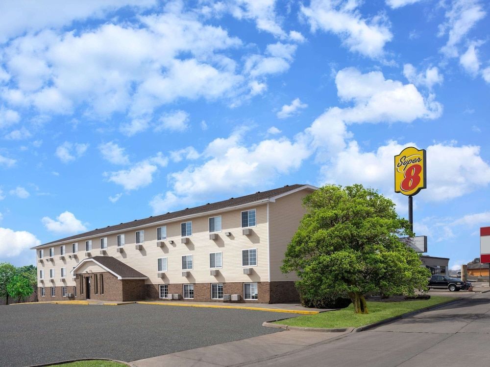 Super 8 by Wyndham Clinton 1