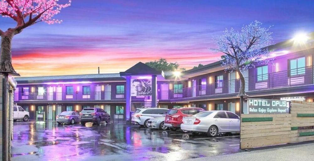 Hotel OPUS Bronx Near Bay Plaza Mall 1
