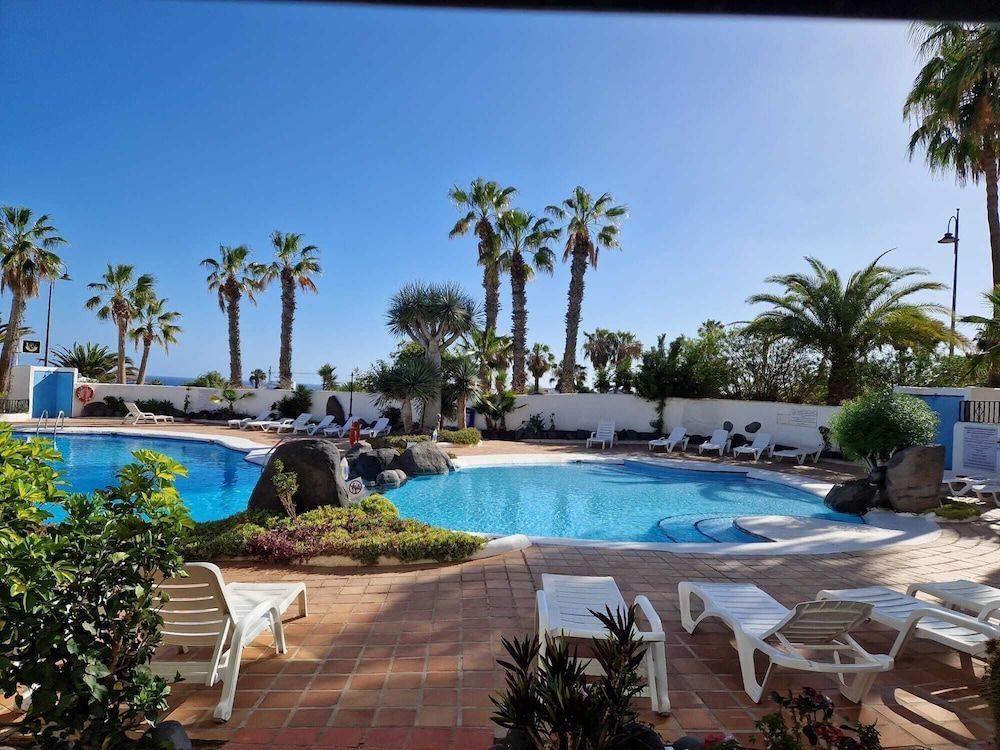 2-Bed Apt Sleeps 4 Steps out on to the Pool 1