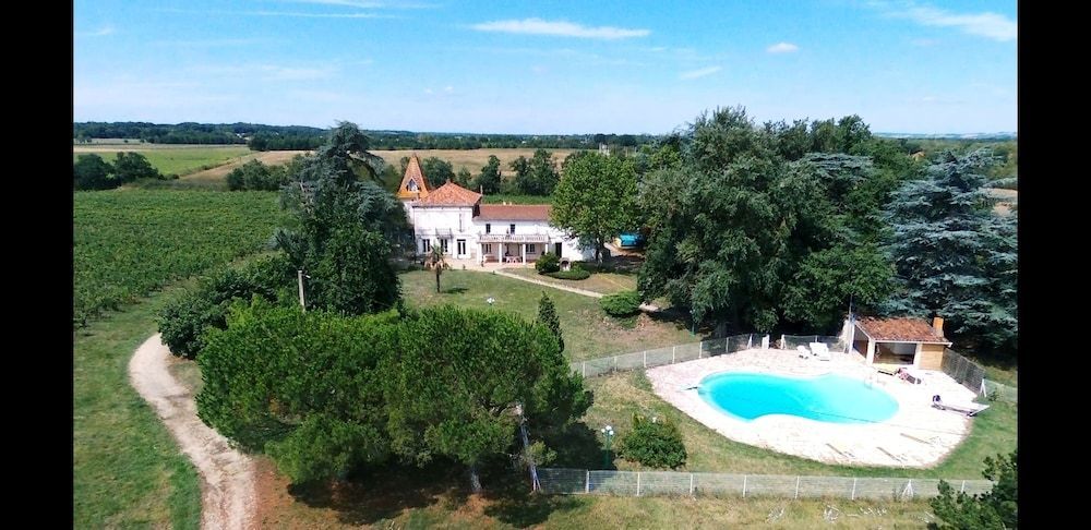 CHATEAU LA LOGE 1