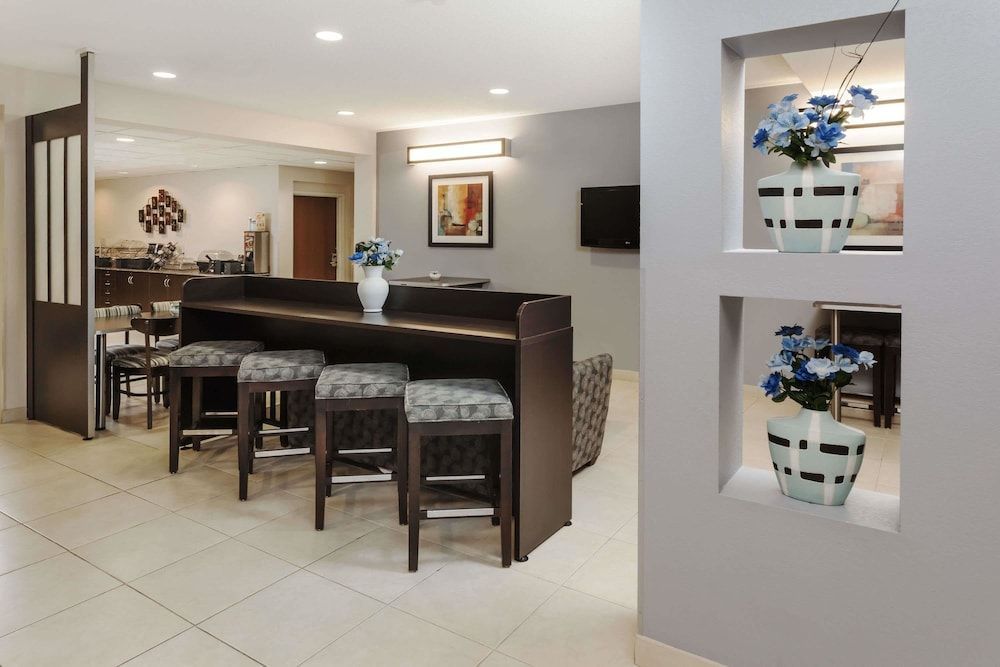Microtel Inn and Suites Elkhart 2