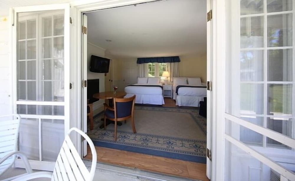 Colonial Inn Harbor Springs 2