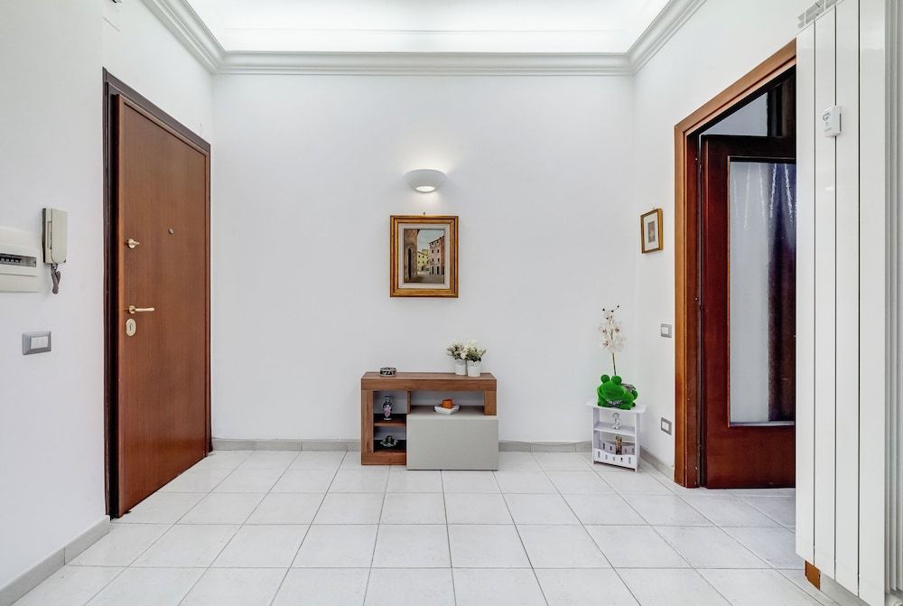 Cozy 2-Bedroom Flat with Balcony 2