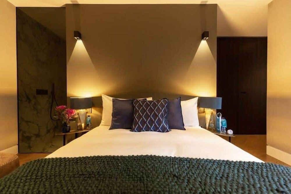 Sleek Soho Apartment - King bed - AC - Sleeps 4 2