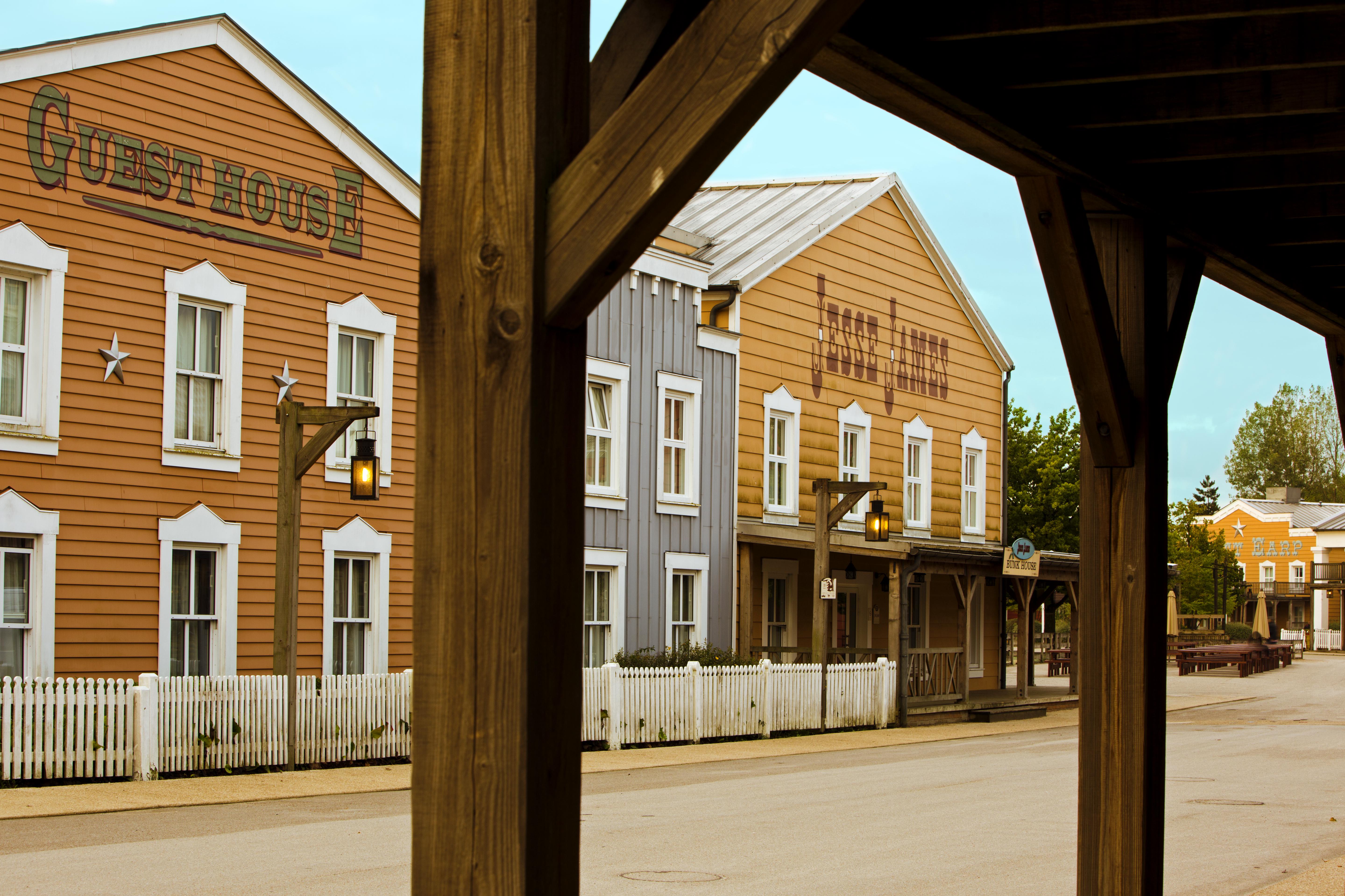 Disney Hotel Cheyenne + Tickets 2