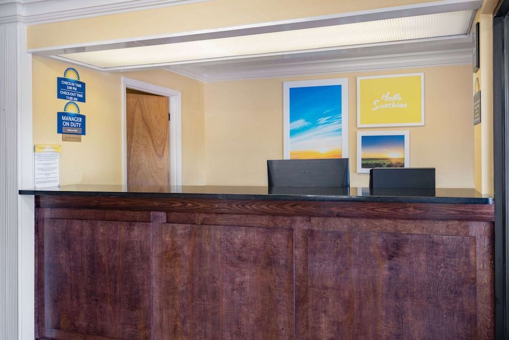 Days Inn by Wyndham Macon I-475 2