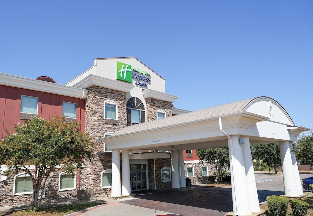 Holiday Inn Express & Suites DALLAS SOUTHWEST-CEDAR HILL by IHG 1