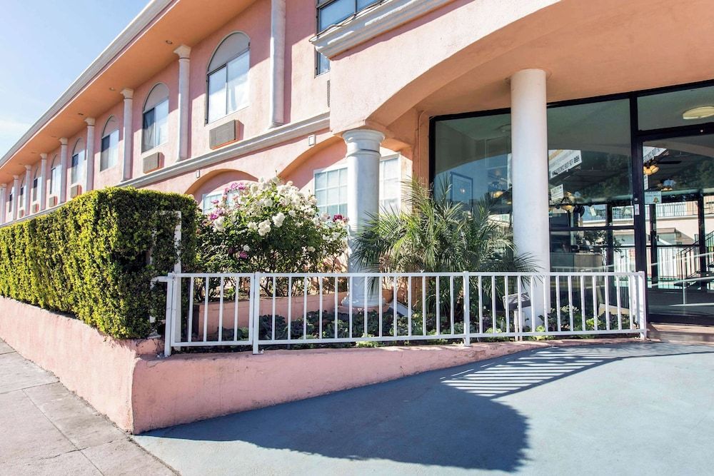 Rodeway Inn near Melrose Ave 1