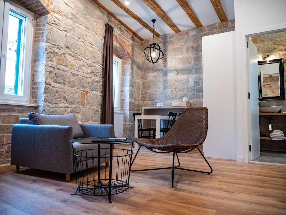 Emarconi history&luxury in Split center 1