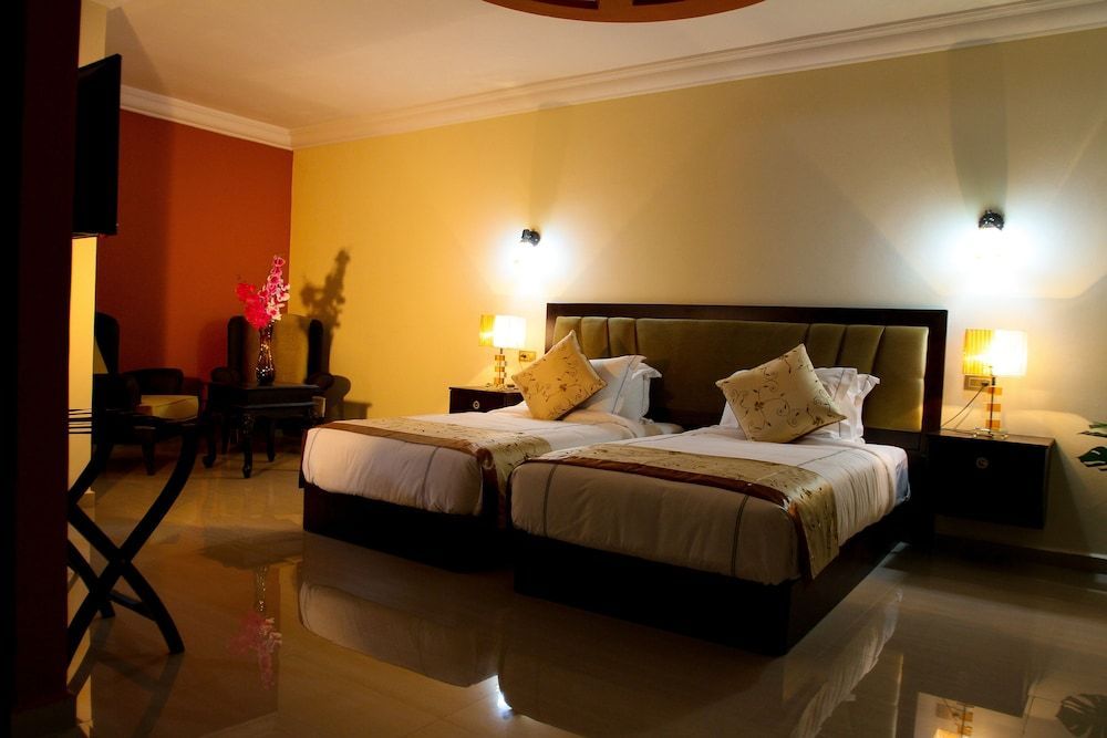 Queen Plaza Hotel 1