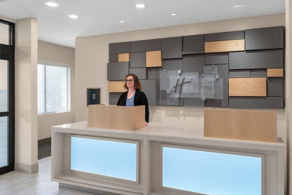 Holiday Inn Express & Suites CORALVILLE by IHG 2