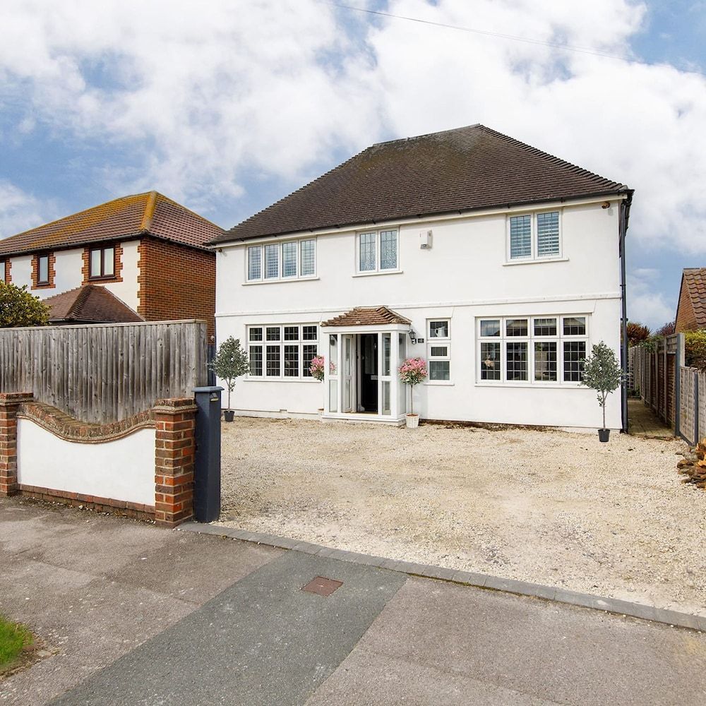 Bright & Modern 4 br House 100 metres from Beach 1