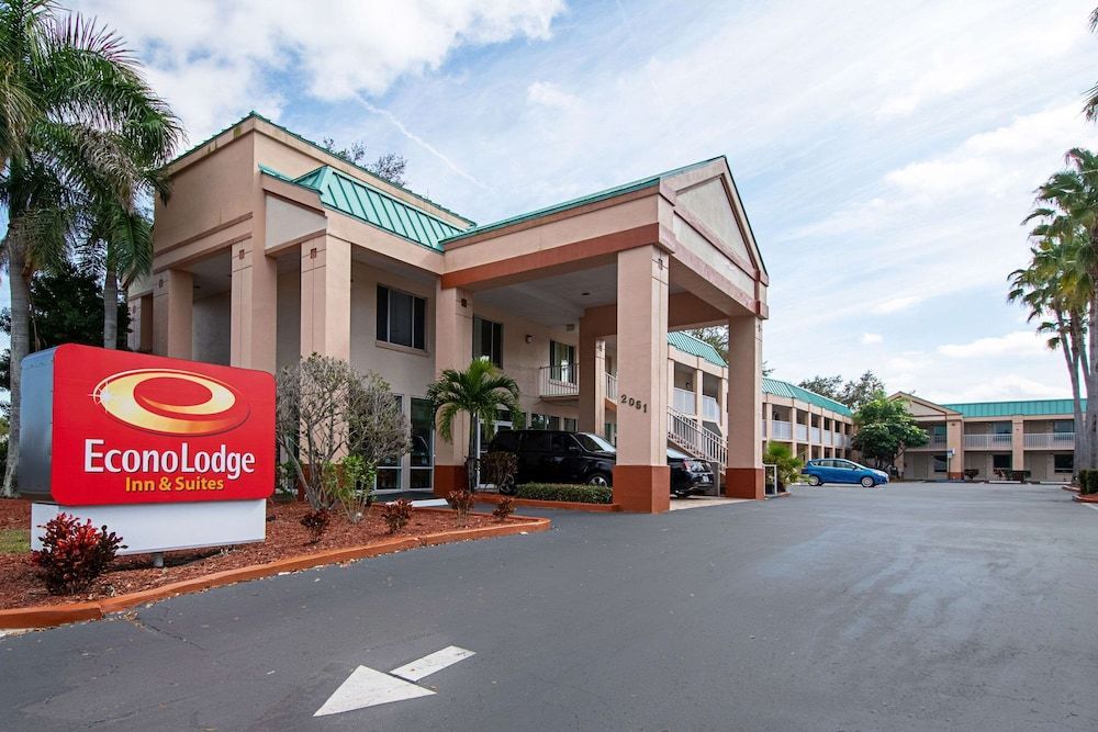 Econo Lodge Inn & Suites Clearwater Central 1