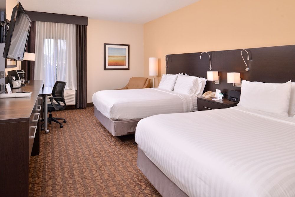 Holiday Inn Express & Suites TOPEKA WEST I-70 WANAMAKER by IHG 2