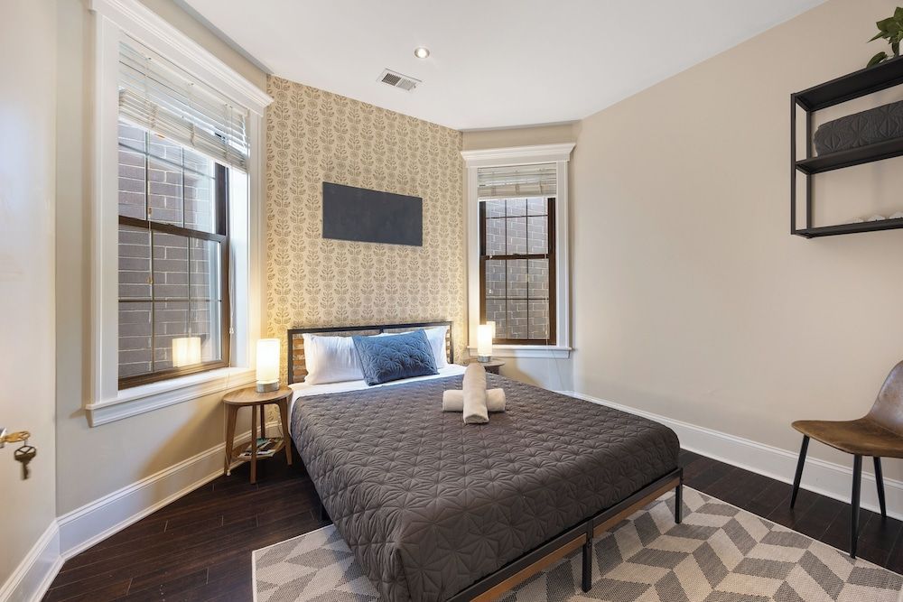 Wrigleyville Suites 1