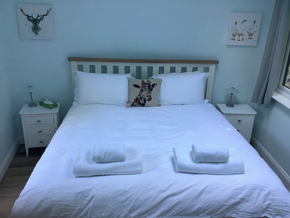 Charming Woodland Lodge 2 Person 1 Bedroom 2