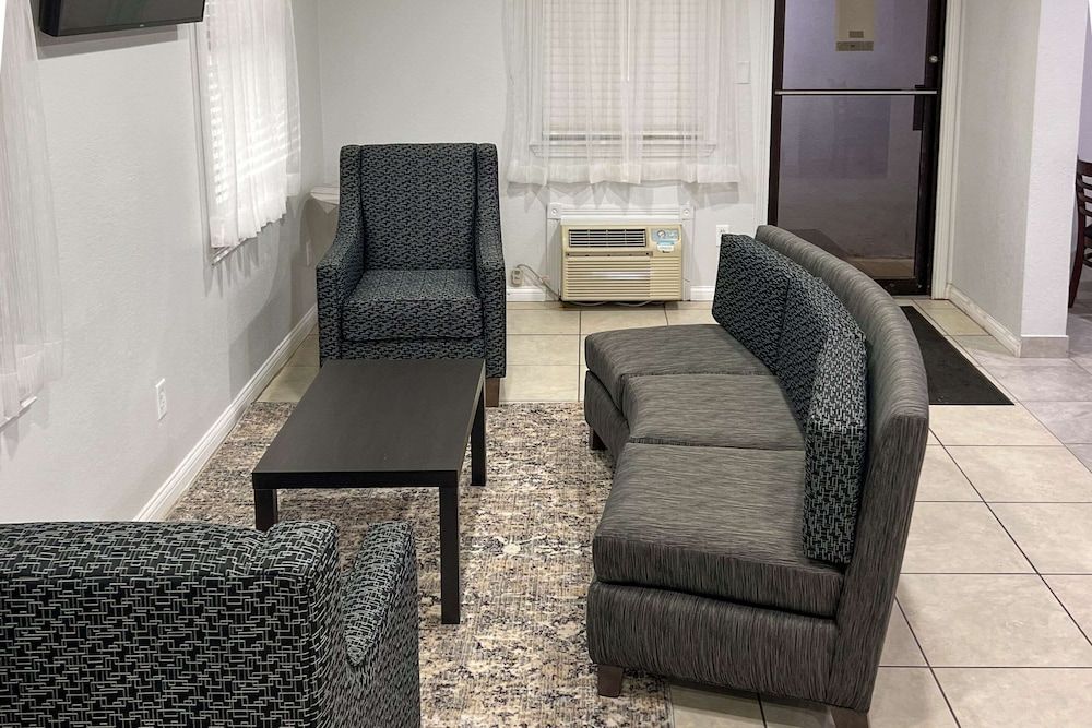 Quality Inn & Suites Columbus West 1