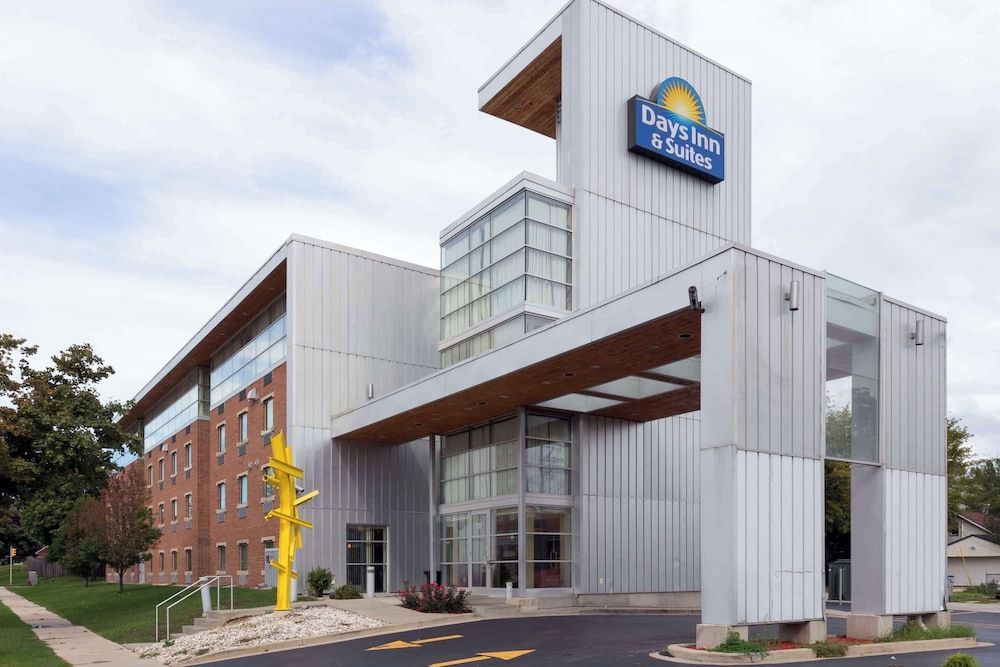 Days Inn & Suites by Wyndham Milwaukee 1