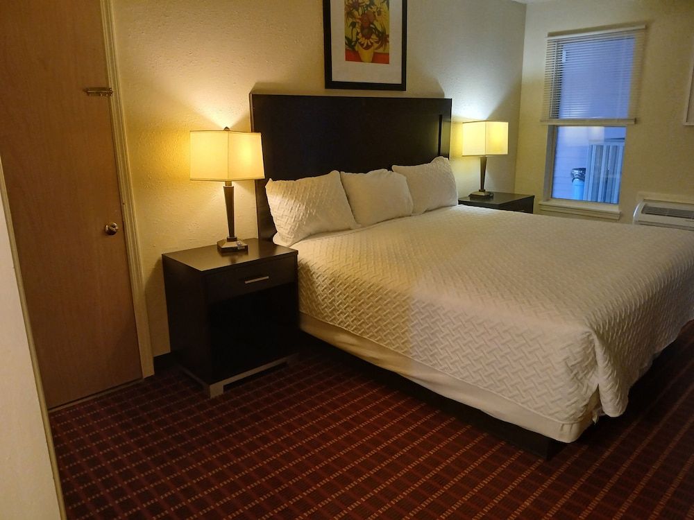 Xpress Inn & Suites 2