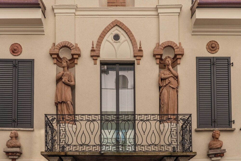 Seety Porta Romana Statue 1