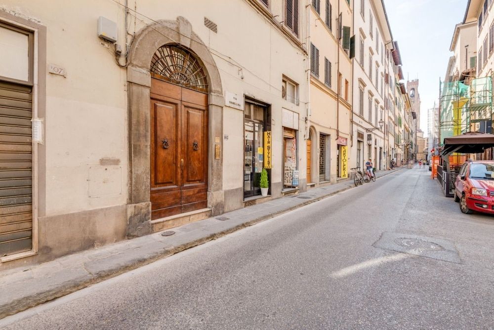 GuestHost - Piazza Santa Croce Design Apartment with Balcony 1