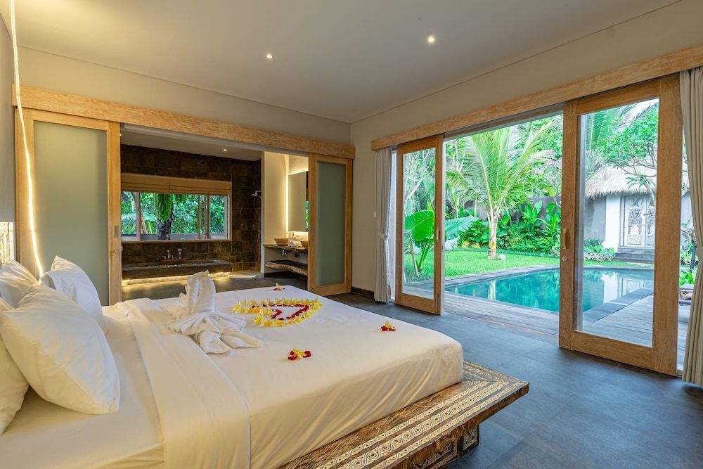 Brand new Luxury 3BR villa Ethnic Ubud # 1 2