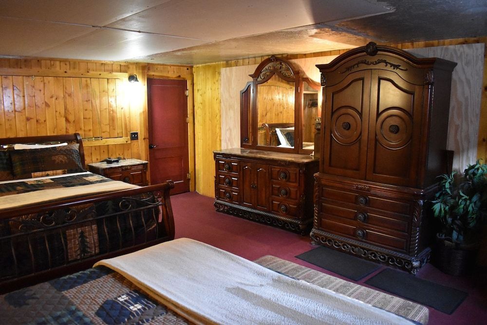 Silver Horseshoe Inn 1