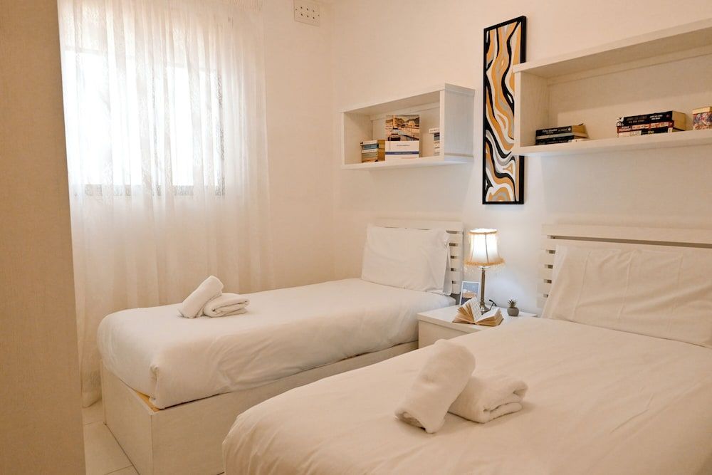 Modern & Terrace by the Beach, 3brd in Qawra 1