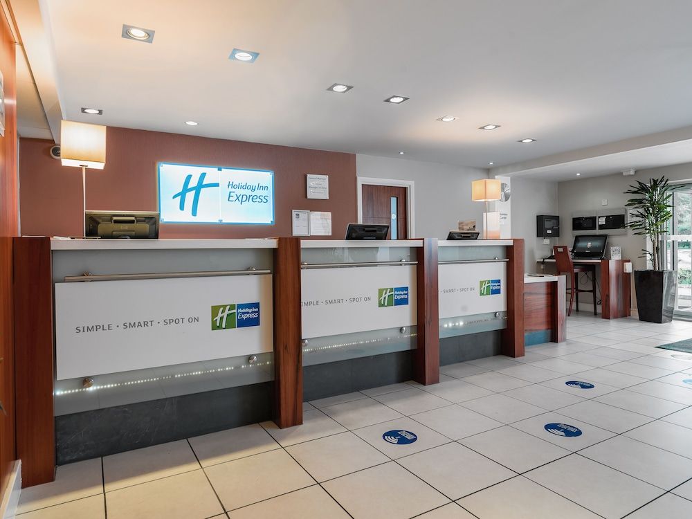 Holiday Inn Express London Gatwick - Crawley by IHG 2