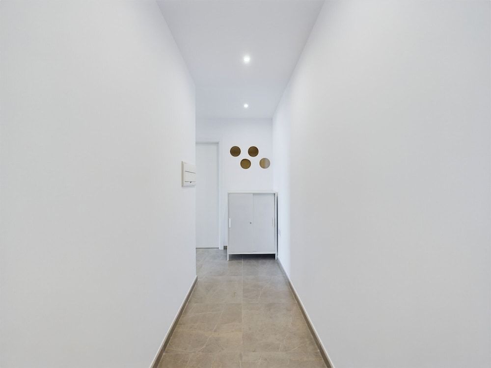 E1 18th Floor Studios - Scenic Sea & Beach Views 2