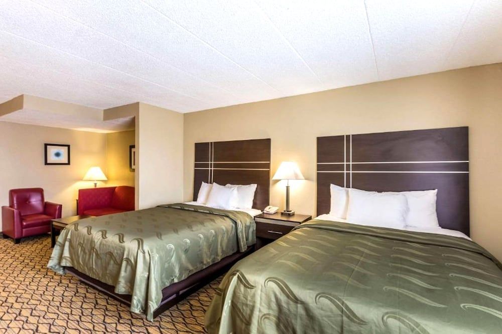 Norwood Inn & Suites Milwaukee 1