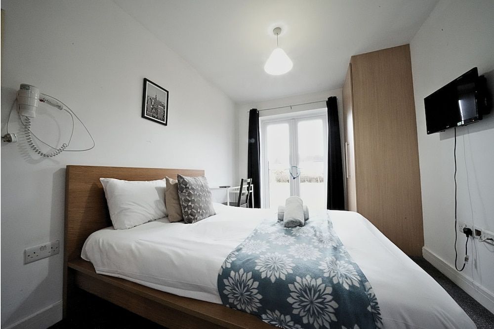 Private on suites- Private Bathroom every room-1 Bus to Heathrow Airport 1