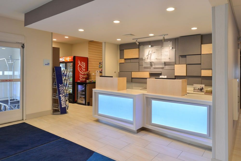 Holiday Inn Express & Suites STEVENS POINT by IHG 2