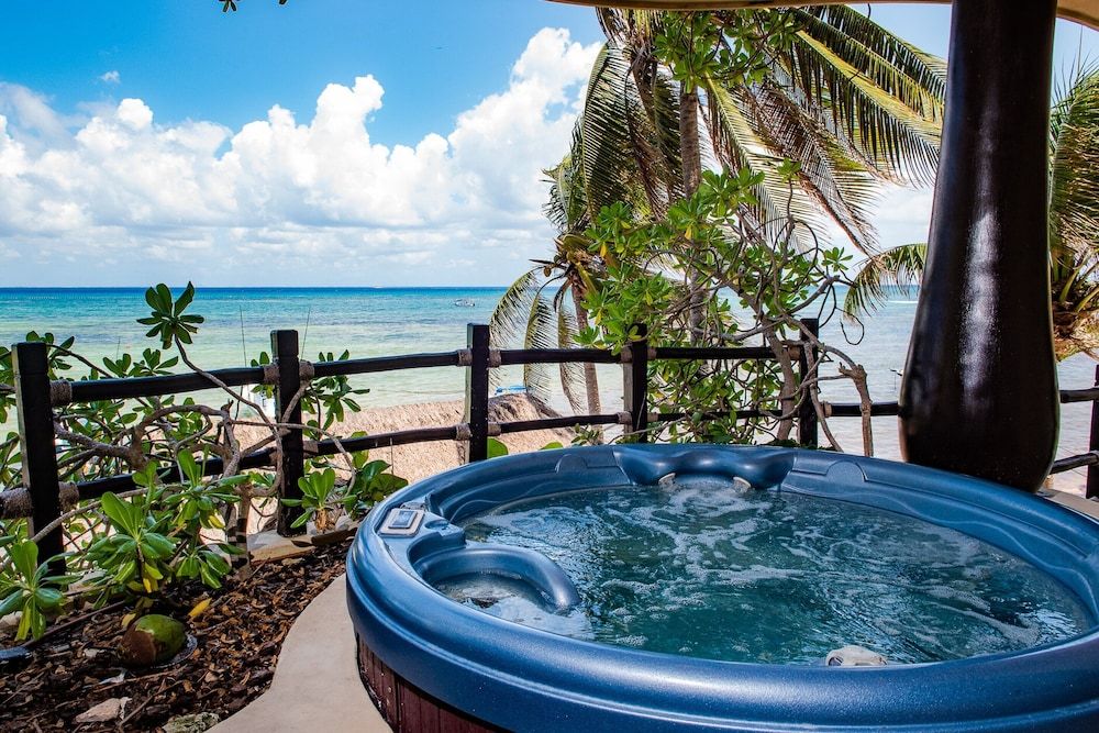 El Taj Oceanfront and Beachside Condo Hotel 1