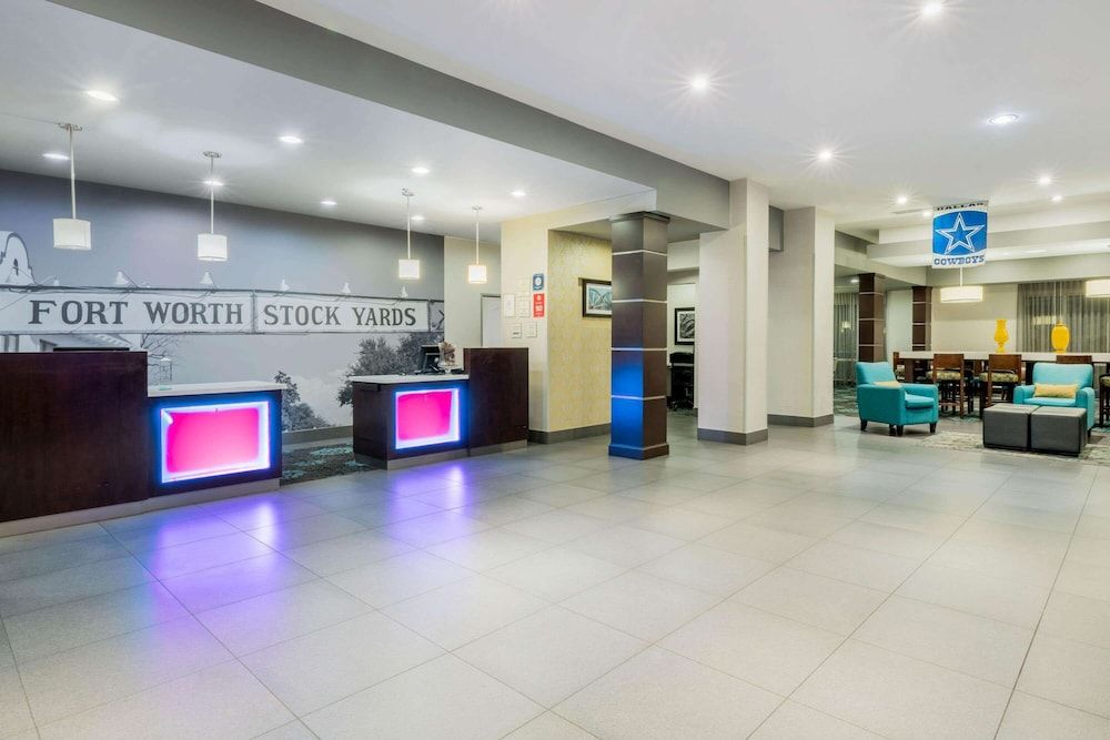 La Quinta Inn & Suites by Wyndham Fort Worth Arlington West 2