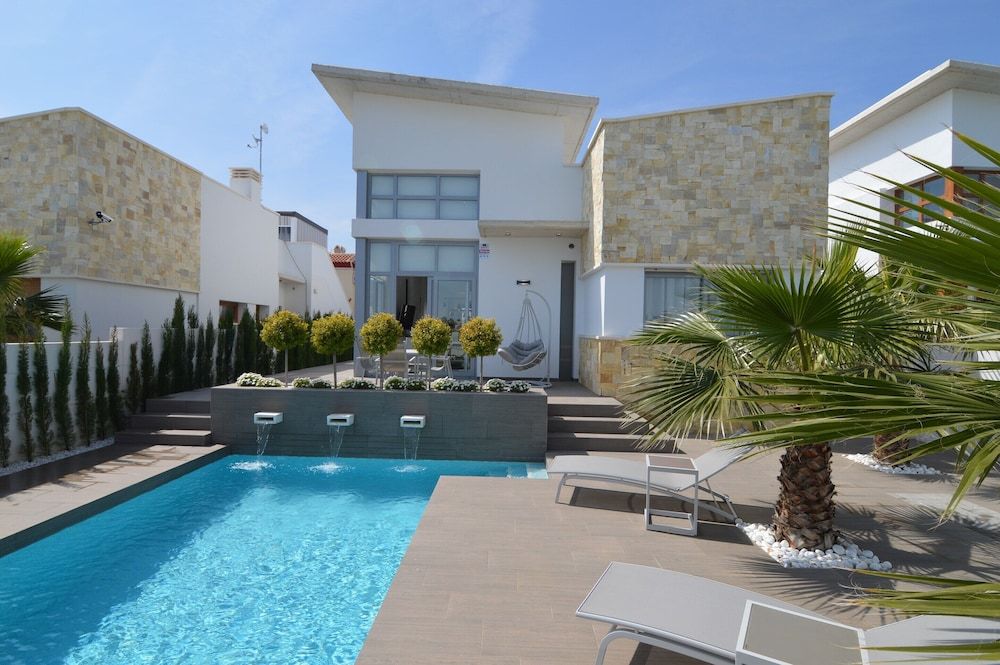Villa with Garden & Roof Deck 1