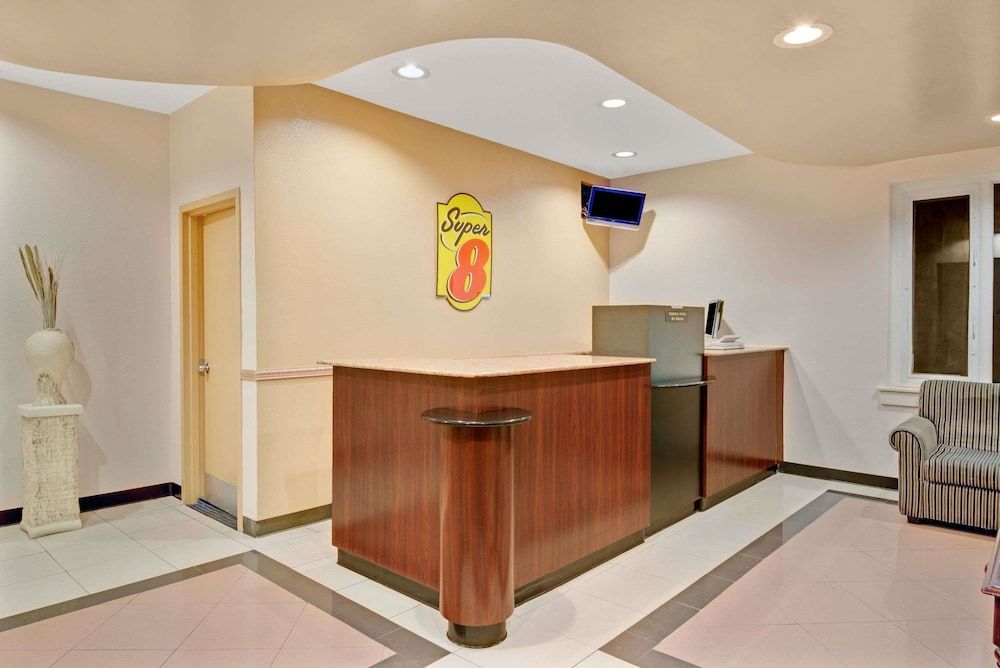 Super 8 by Wyndham Milford/New Haven 2