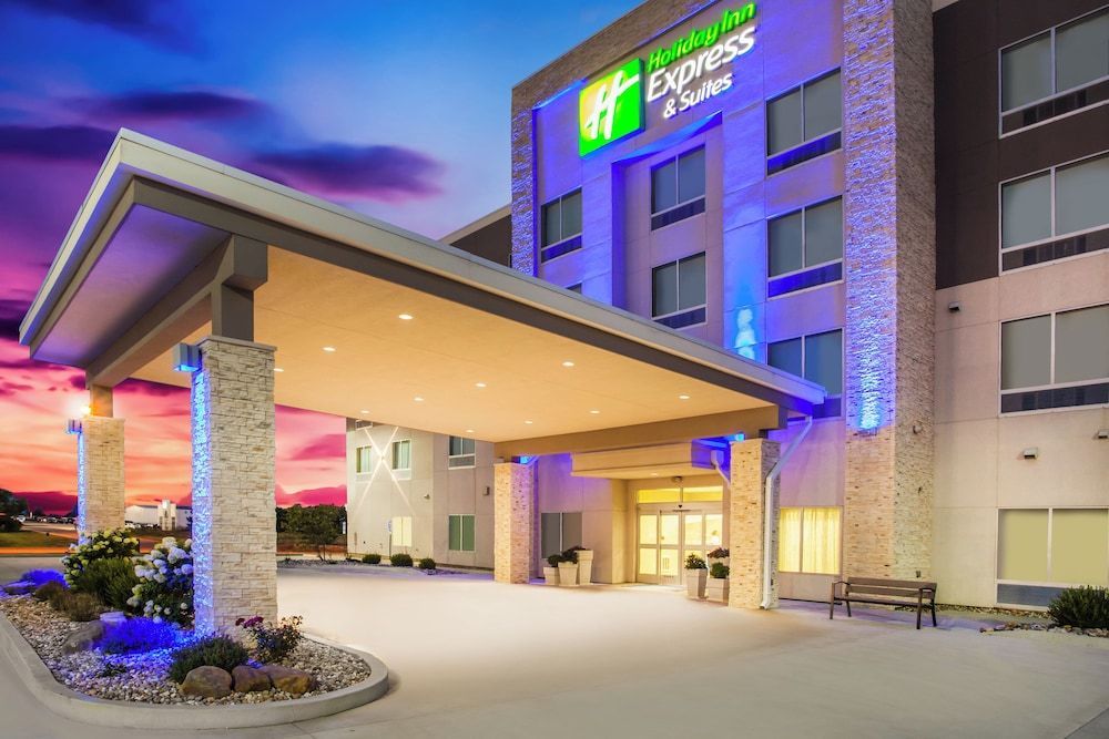 Holiday Inn Express & Suites LITCHFIELD WEST by IHG 1