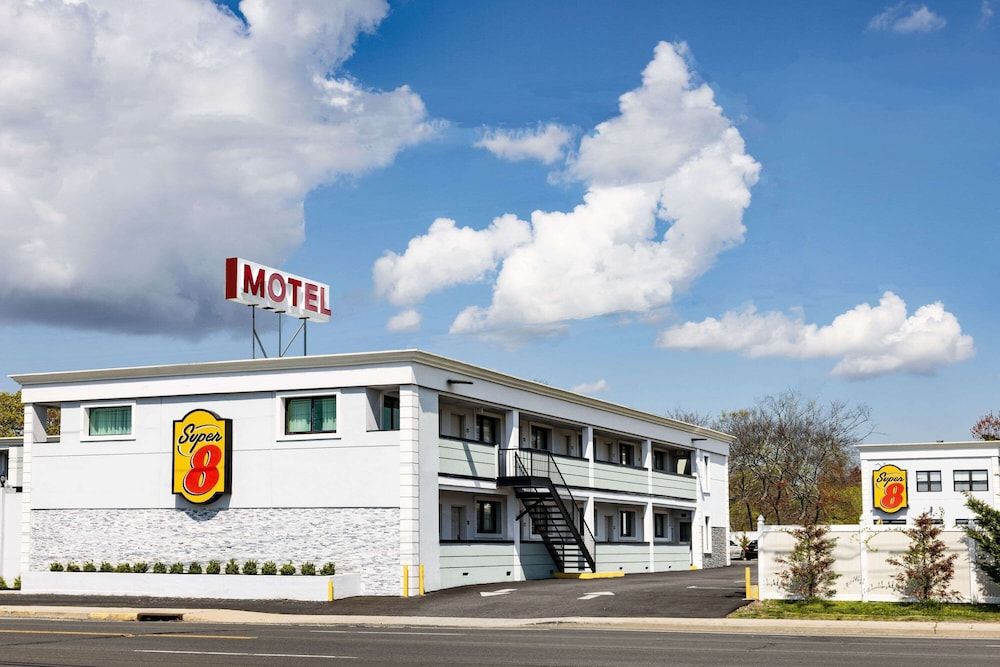 Super 8 by Wyndham Lindenhurst 1