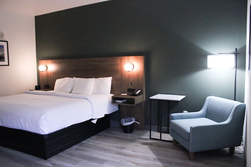 La Quinta Inn & Suites by Wyndham Lumberton 1