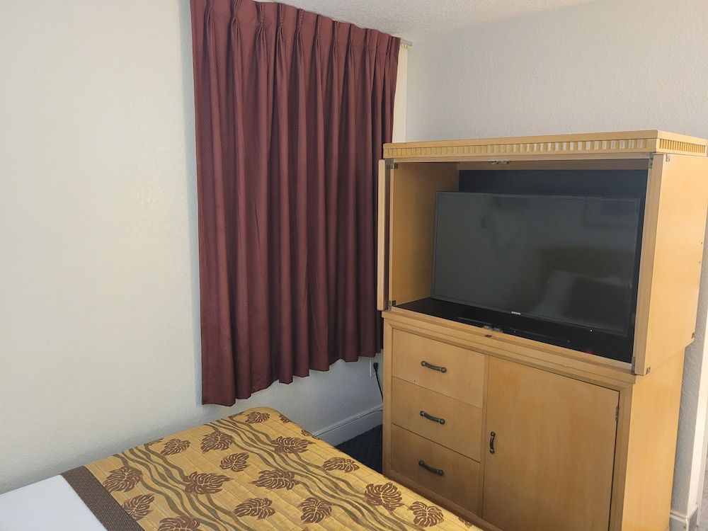 Queens Lodge Motel 2