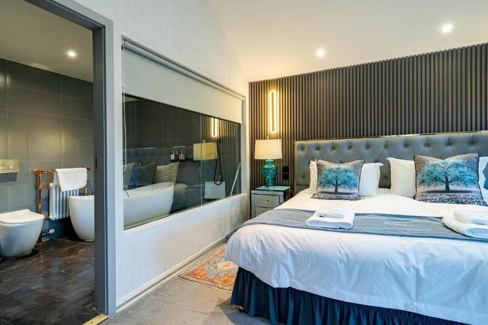 Waterhead Bath Suites 2