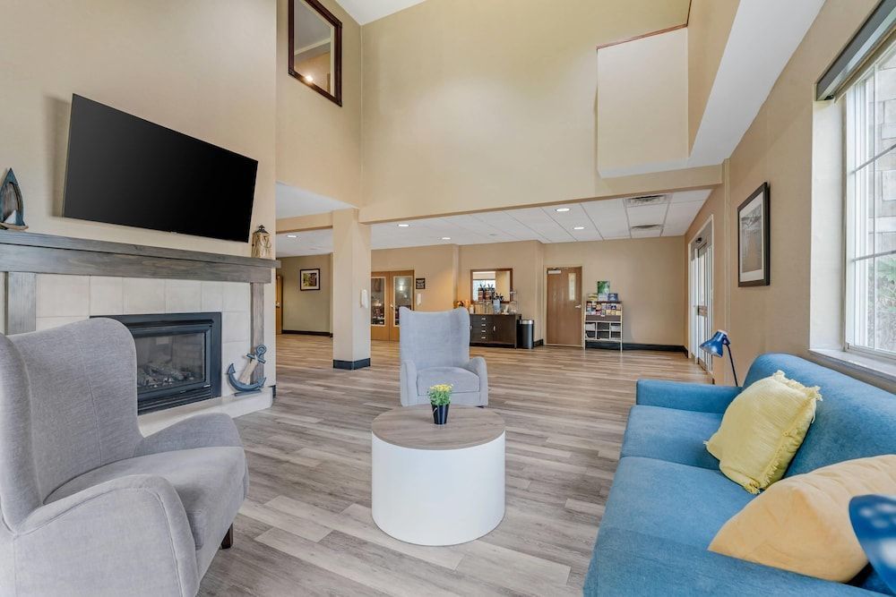 Comfort Suites Lake Geneva East 2