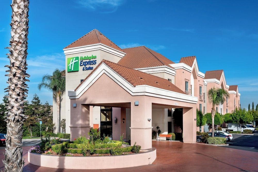 Holiday Inn Express & Suites LATHROP by IHG 1