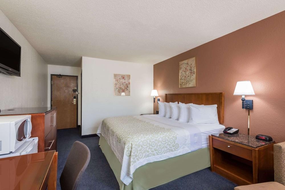 DAYS INN BY WYNDHAM GREENFIELD 2