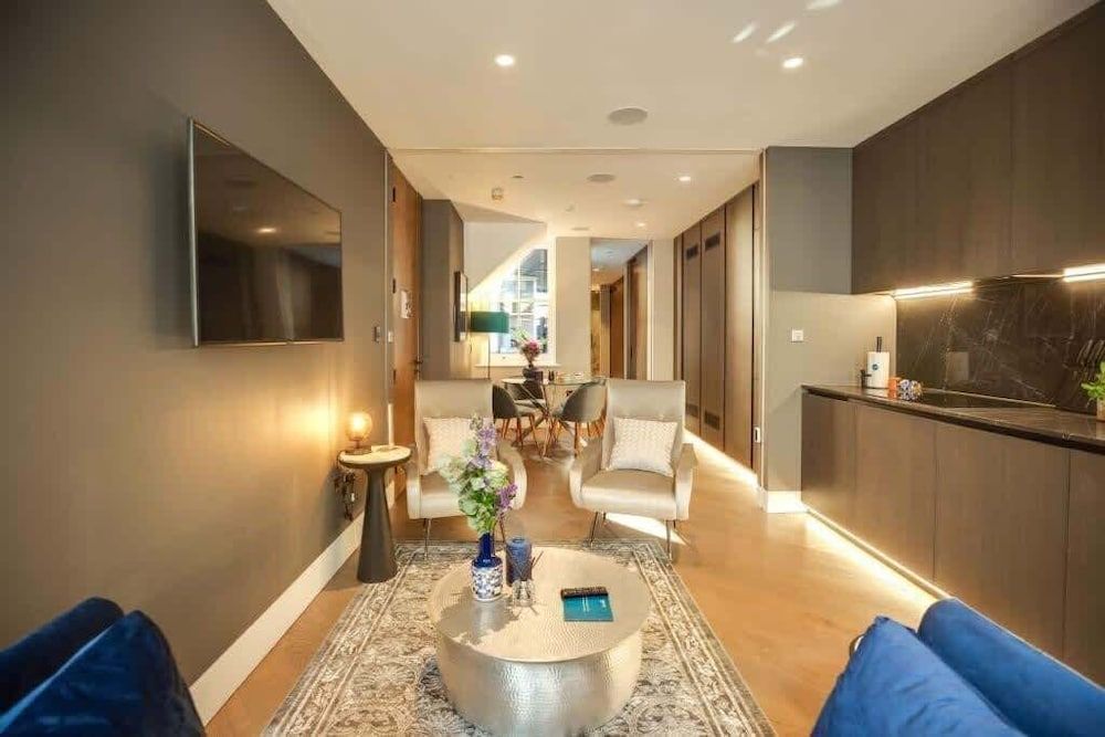 Sleek Soho Apartment - King bed - AC - Sleeps 4 1