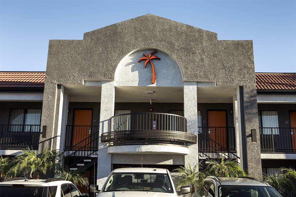 Canoga Hotel 2